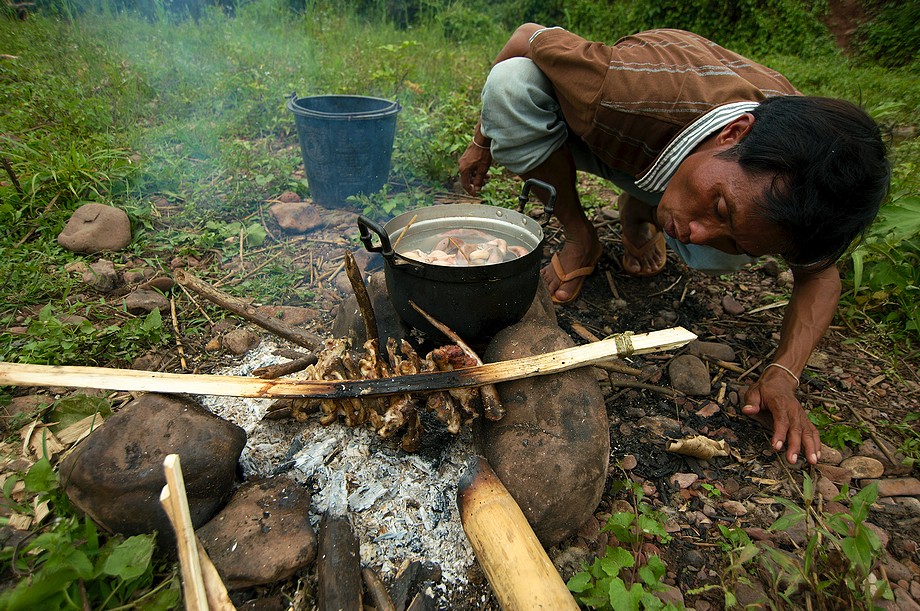 Laos, Don Mai, mężczyzna przygotowuje obiad z upolowanej rano małpy (Na północy Tajlandii i Laosu)